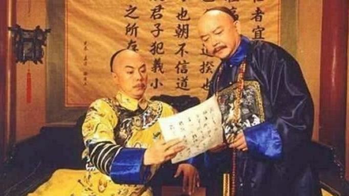和珅(右)在乾隆皇帝(左)逝世僅五日就被革職,十五天被嘉慶帝賜死。抄家時發現和珅家財超過清政府15年財政收入之和。(網路劇照)