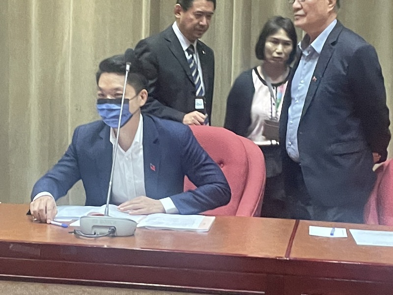 台北市長蔣萬安(前)11日於赴議會國民黨團說明重大政策。(Photo by 簡嘉佑/台灣醒報)