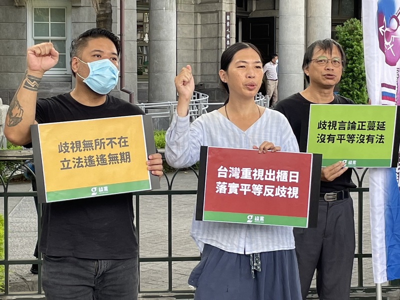 阿美族保護聯盟總召那莫·諾虎·巴魕剌(左一)與性別不明關懷理事長吳伊婷(左二)12日呼籲,政府應儘快訂定《反歧視法》。(Photo by 簡嘉佑/台灣醒報)