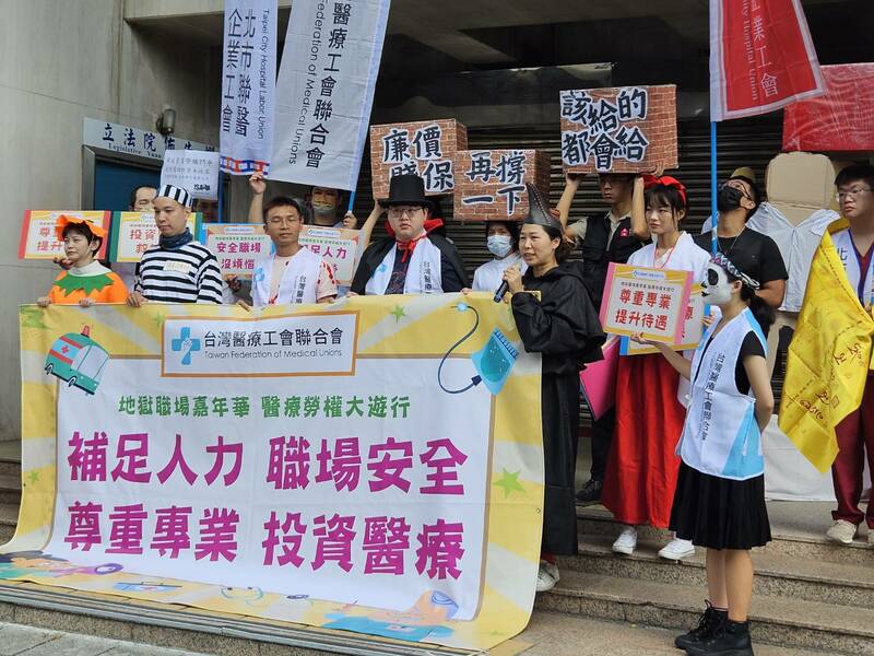 醫團12日召開記者會,呼籲民眾響應22日醫權遊行。(Photo by 呂翔禾/台灣醒報)