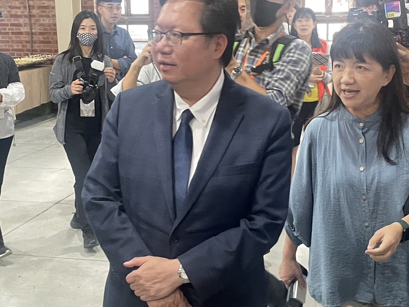 行政院副院長鄭文燦16日出席「文協獎章」頒獎典禮,在導覽員帶領下,認識文協獎章得主的貢獻。(Photo by 簡嘉佑/台灣醒報)