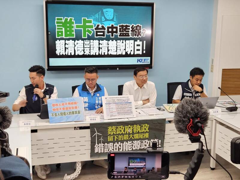 國民黨台中立委參選人廖偉翔、黃健豪、立院總召曾銘宗與立委參選人林家興17日呼籲行政院別再卡中捷藍線。(Photo by 呂翔禾/台灣醒報)