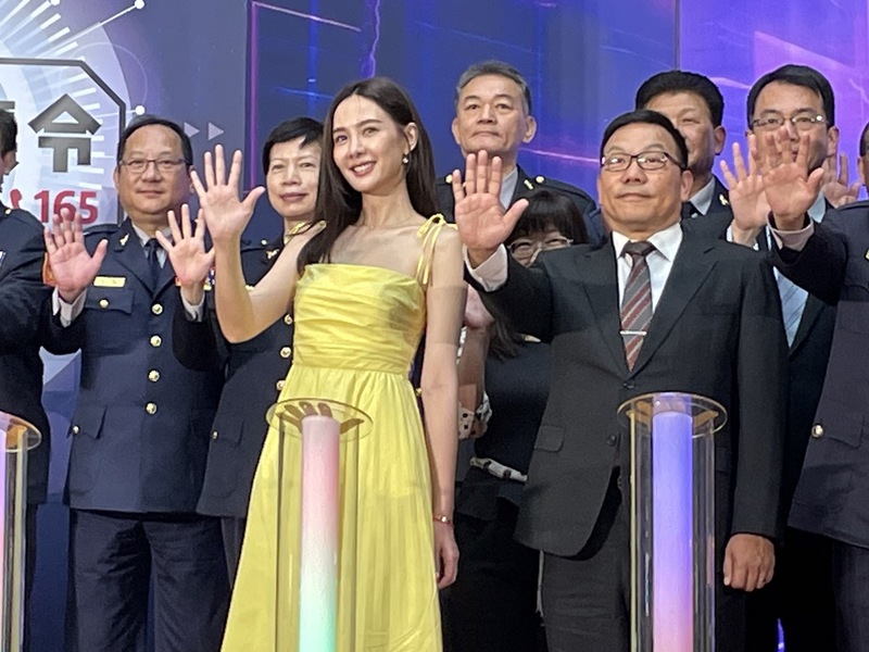 戲劇女神安心亞一身黃色禮服驚喜現身北車大廳,參與內政部記者會挺反詐。(Photo by 簡嘉佑/台灣醒報)