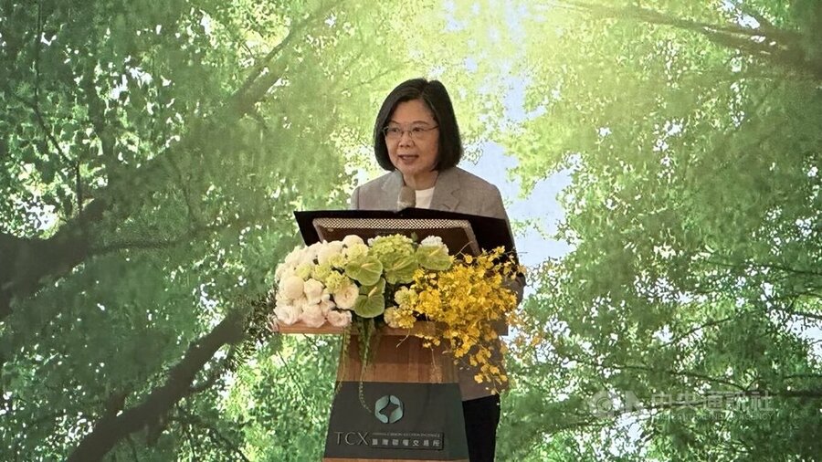 台灣碳權交易所總部設於高雄,總統蔡英文說,從2023年到2030年,淨零碳排整體努力,預計帶動4兆元以上民間投資,創造5.9兆元產值,提供超過55萬個相關就業機會。(中央社)