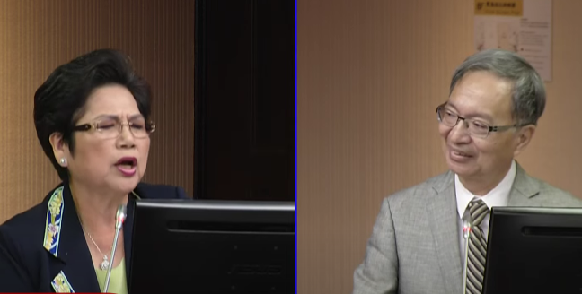 國民黨立委溫玉霞(左)19日於立法院質詢衛福部長薛瑞元(右)關於不良快篩的問題。(直播截圖)