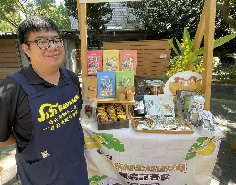 台灣香蕉產業策略聯盟、財團法人台灣香蕉研究所「112年香蕉加工加值產品推廣記者會」,眾多食品業者於記者會現場展現創意。(Photo by簡嘉佑/台灣醒報)