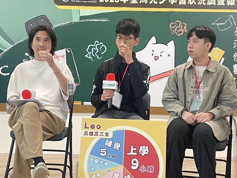 台大電機系教授葉丙成(左起)與高三生代表Leo、小K共同於記者會討論台灣學生被升學壓力壓垮的狀況。(Photo by 簡嘉佑/台灣醒報)