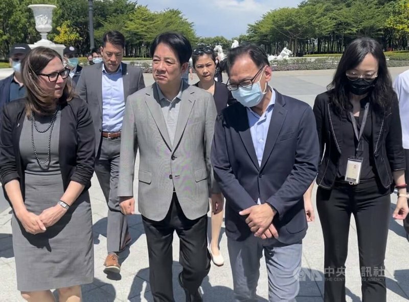 總統候選人、副總統賴清德(前左2)和美國在台協會主席羅森柏格(前左)8日上午參訪奇美博物館,兩人步行一路聊進館內,氣氛融洽。(中央社)