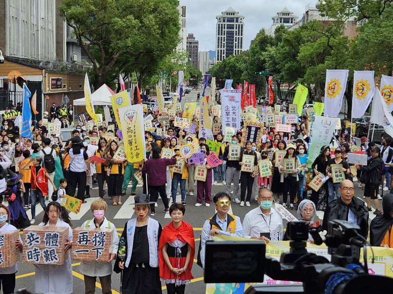 約5百位醫護人員22日齊聚立法院門口,呼籲政府提升醫療人員待遇與改善過勞職場環境。(Photo by 呂翔禾/台灣醒報)