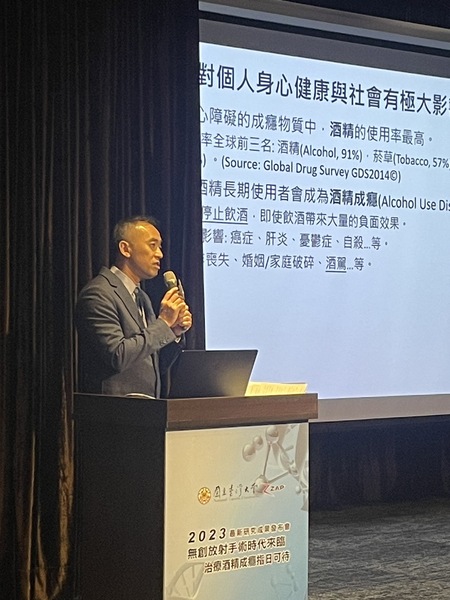台大心理系助理教授葉俊毅23日於記者會表示,最新動物實驗中,透過適當的輻射劑量就能治療酒癮問題。(Photo by 簡嘉佑/台灣醒報)