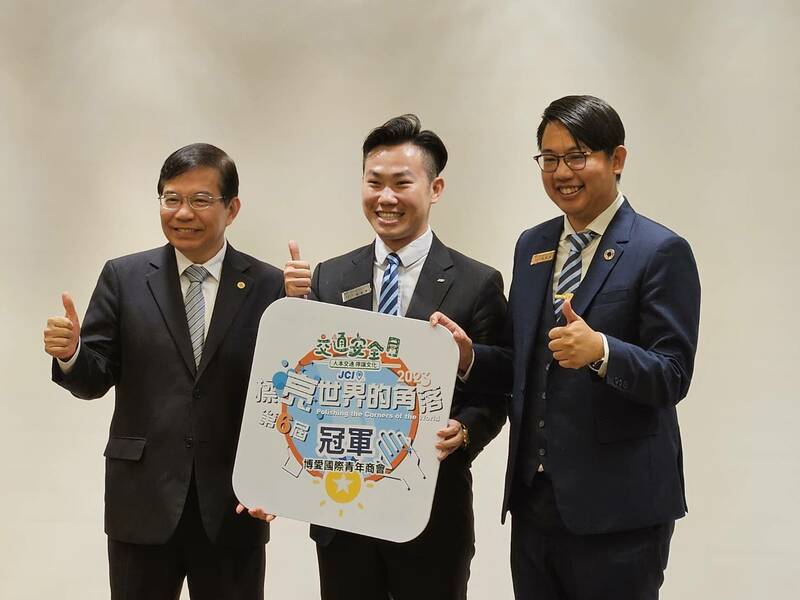 青商會與交通部23日宣傳擦拭無號誌路口反光鏡活動,鼓勵各界響應。(Photo by 呂翔禾/台灣醒報)