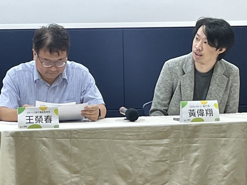 104人力銀行職涯教育長王榮春(左)24日於記者會表示,超過8成高職生也選擇大學為出路,已出現「技職學術化」的狀況。(Photo by 簡嘉佑/台灣醒報)