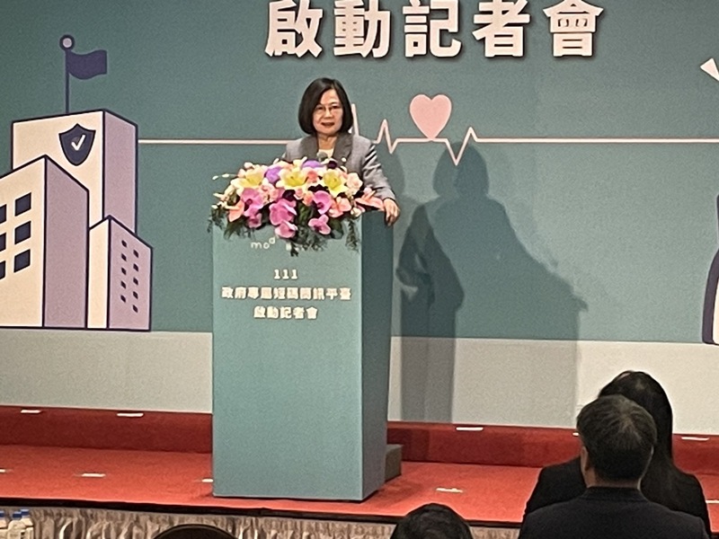 數位發展部24日舉行「111政府專屬短碼簡訊平台啟動記者會」,總統蔡英文於現場宣布啟動111簡訊平台。(Photo by 簡嘉佑/台灣醒報)
