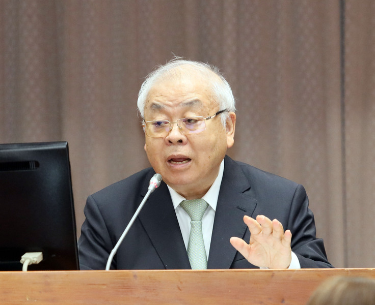行政院主計總處主計長朱澤民表示,改善貧富不均的狀況,要靠提高薪資與社福政策等措施。(中央社)