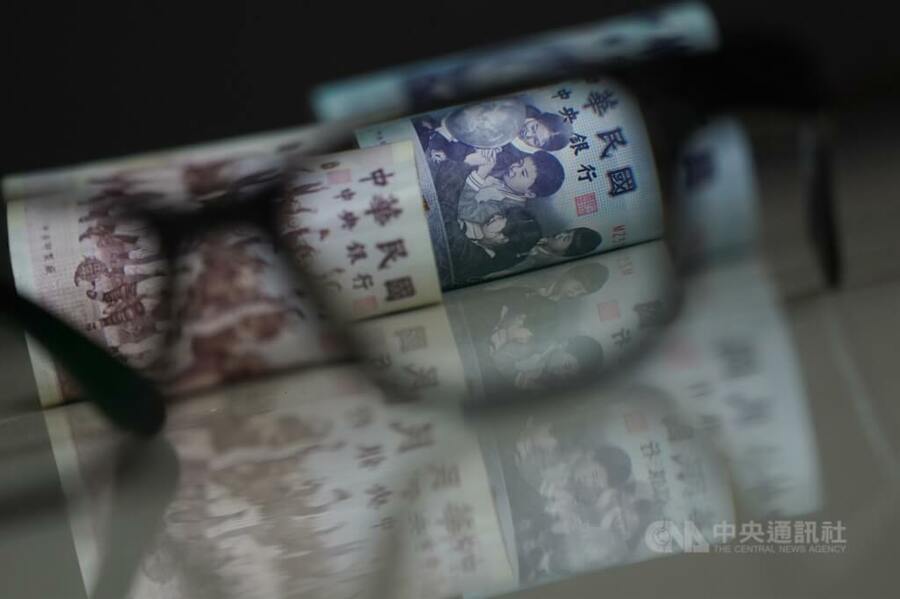 主計總處揭露受僱人員報酬占GDP比率創歷史新低,凸顯產業結構失衡、分配不均日益嚴重,學者示警「台灣不能只有台積電」。(中央社)