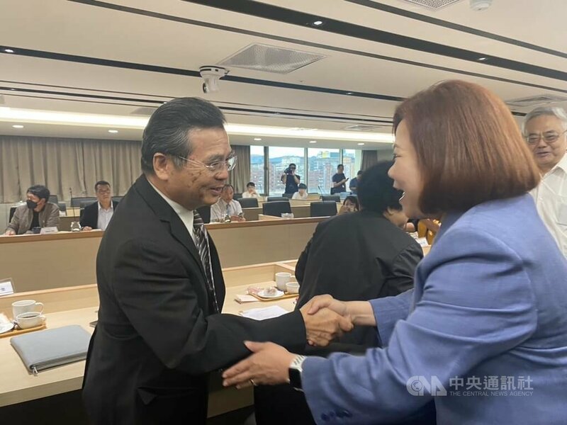 基本工資審議委員會9月8日在勞動部舉行,勞動部長許銘春(前右)在會議開始前先向各審議委員問候致意。(中央社)
