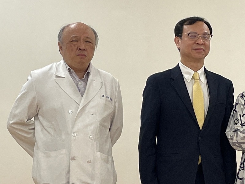 腦中風學會理事長連立明(左)與健保署署長石崇良(右)26日於記者會指出,健保署近期將拓寬中風治療的給付條件。(Photo by 簡嘉佑/台灣醒報)