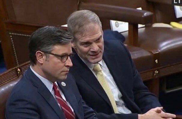 美國25日選出新眾議院議長強森(左)。(@RepMikeJohnson via Twitter)
