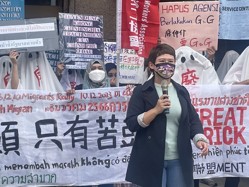台灣移工聯盟主任劉曉櫻與移工們29日於台北車站門口控訴,移工仲介巧立名目收費,公立的就業服務站更缺乏翻譯服務。(Photo by 簡嘉佑/台灣醒報)