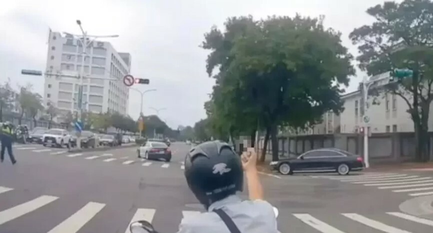 總統蔡英文28日車隊在路上因耗時過久,被騎士比中指表達不滿,但警方的臨檢行為引發許多討論。(社會事新聞影音臉書)