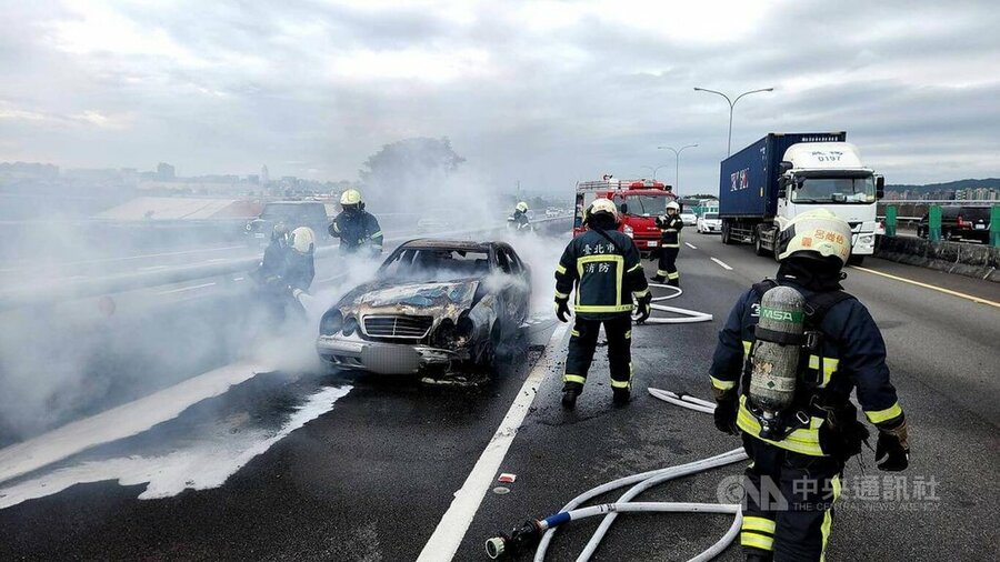 短短一小時內,29日中午國道就發生兩起火燒車意外,所幸無人傷亡。(中央社)