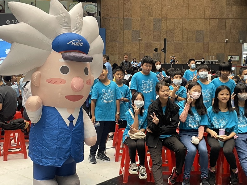 本次長得像愛因斯坦、但身穿車掌服裝的吉祥物現身時,小朋友們連連發出「好可愛」的驚呼。(Photo by 簡嘉佑/台灣醒報)