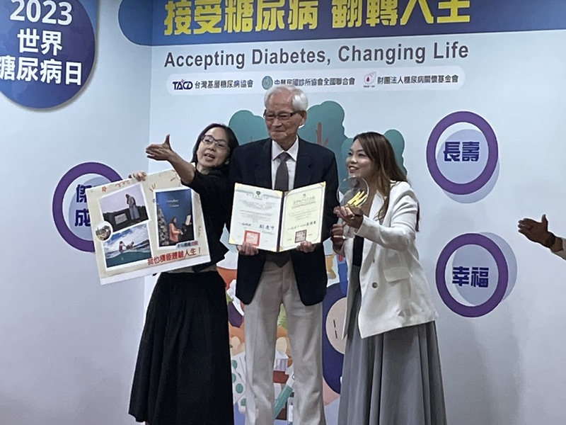 內埔國小前校長劉祿德(中)與糖尿病相伴34年,並分享糖尿病讓他更重視健康習慣。(Photo by 簡嘉佑/台灣醒報)