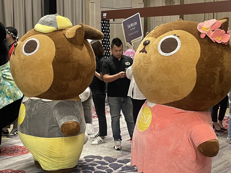 台北國際旅展登場11月3日於南港展覽館舉辦,31日舉辦行前記者會,各式吉祥物來回走動。(Photo by 簡嘉佑/台灣醒報)