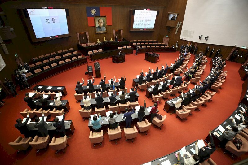 民眾黨總統候選人柯文哲提出了一連串的政府體制改革方案,包括總統要到立院報告,並且接受立院黨團質詢監督。(中央社)