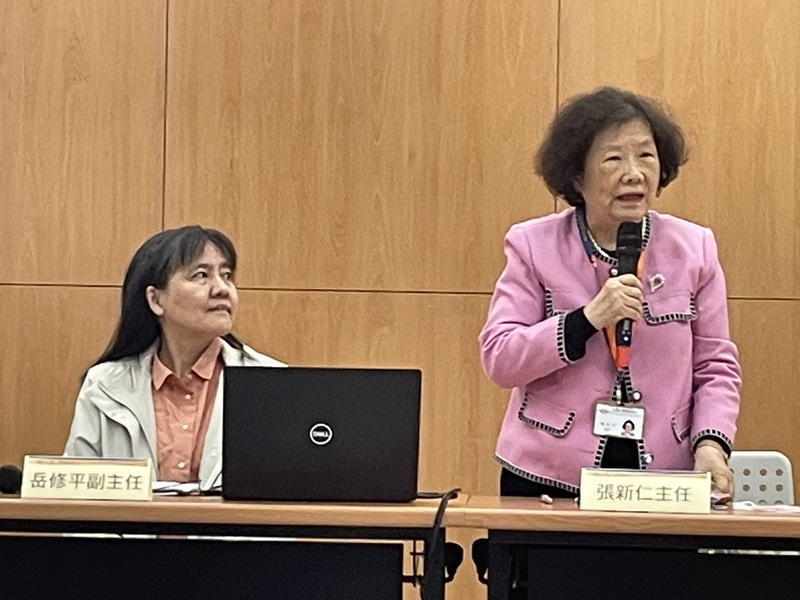 台大生傳系特聘教授岳修平(左)、大考中心主任張新仁(右)2日一同公布高中生英聽測驗第一次考試成績。(Photo by 簡嘉佑/台灣醒報)