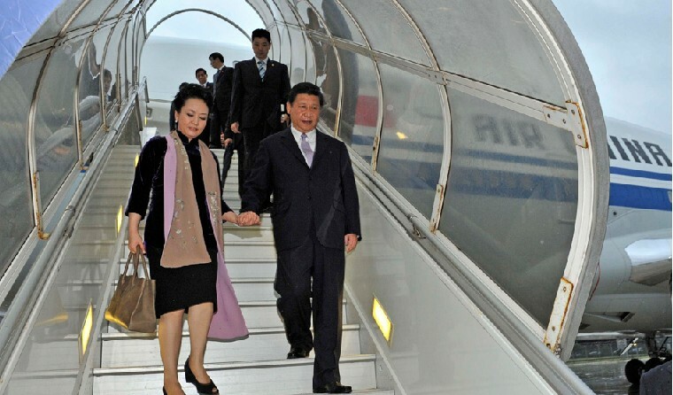 習近平當選國家主席後2013年3月27日首次出訪,攜手夫人彭麗媛出國訪問,金磚國家領導人第五次會晤在南非德班舉行。(網路截圖)