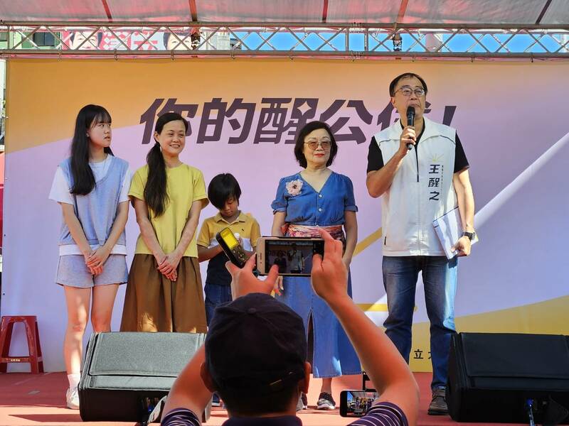 立委參選人王醒之5日成立競選總部,現場約有4百多位民眾相挺。(Photo by 呂翔禾/台灣醒報)