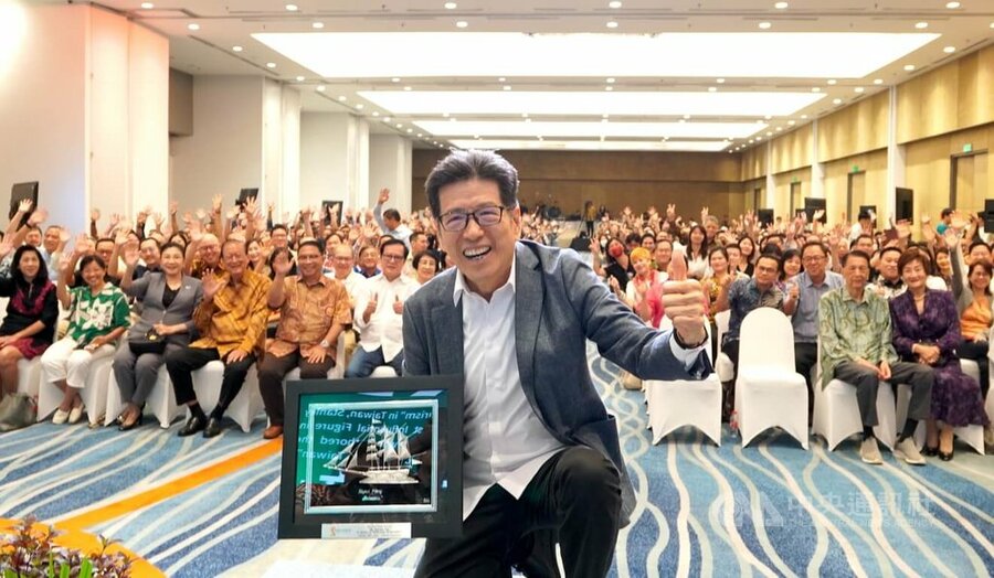 台灣公益平台文化基金會董事長嚴長壽28日在印尼雅加達演講,主題為「科技不外人文」,吸引逾800人參加。(中央社)
