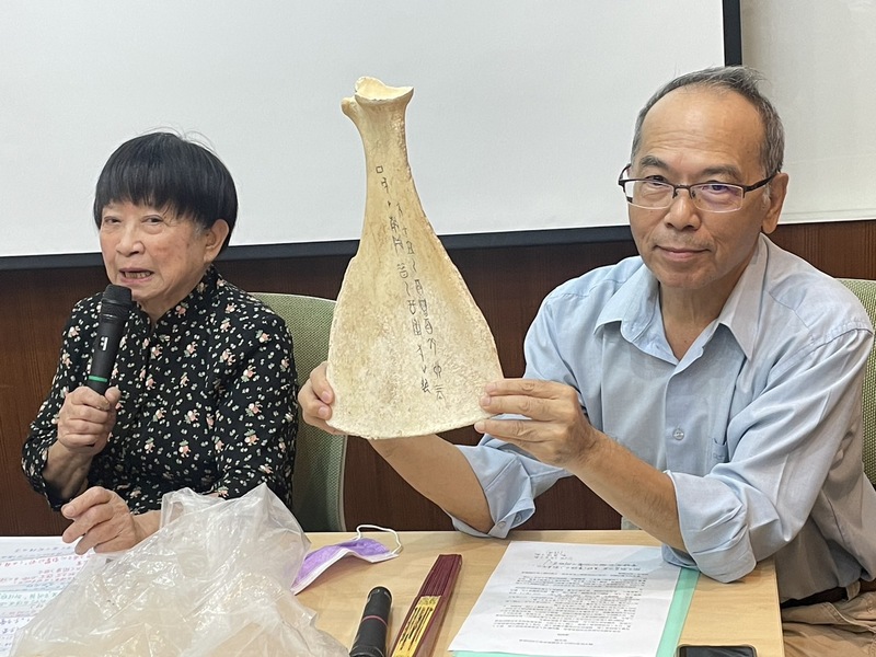 知名作家張曉風(左)5日強調,文化與文字是好東西,如果語言不好,根本就無法做什麼事。(Photo by 簡嘉佑/台灣醒報)
