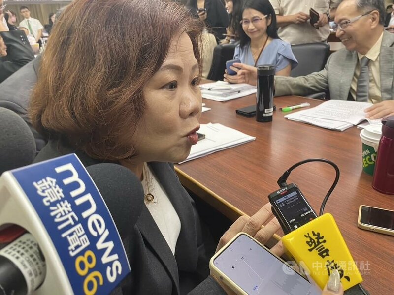 勞動部長許銘春6日受訪時表示,交通部的旅宿業開放移工提案有疑慮,需要再討論如何解決缺工。(中央社)