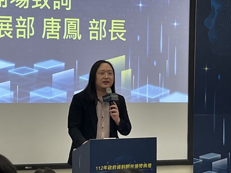 政府資料開放頒獎典禮6日舉辦,人氣獎首獎由台中市府數位治理局獲得,由數位部長唐鳳頒獎。(Photo by 簡嘉佑/台灣醒報)
