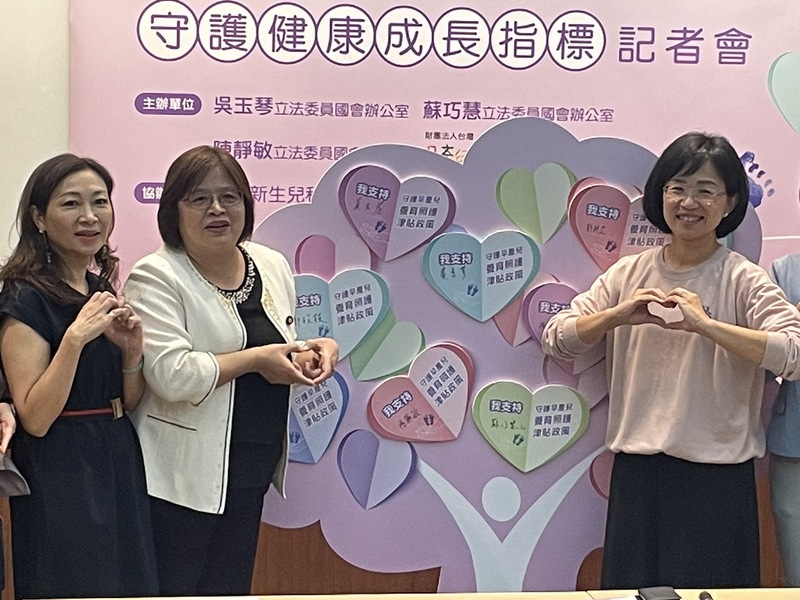 民進黨立委陳靜敏(左起)、吳玉琴與蘇巧慧7日於記者會共同呼籲,政府應提供早產兒家庭照護津貼。(Photo by簡嘉佑/台灣醒報)