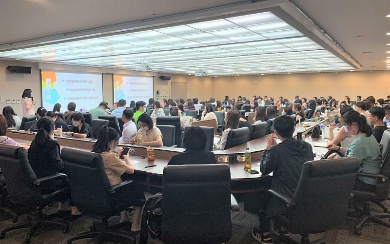 勞動部為改善疫後各產業人才需求,推動「疫後改善缺工擴大就業方案,現場參加企業超過百家(中央社