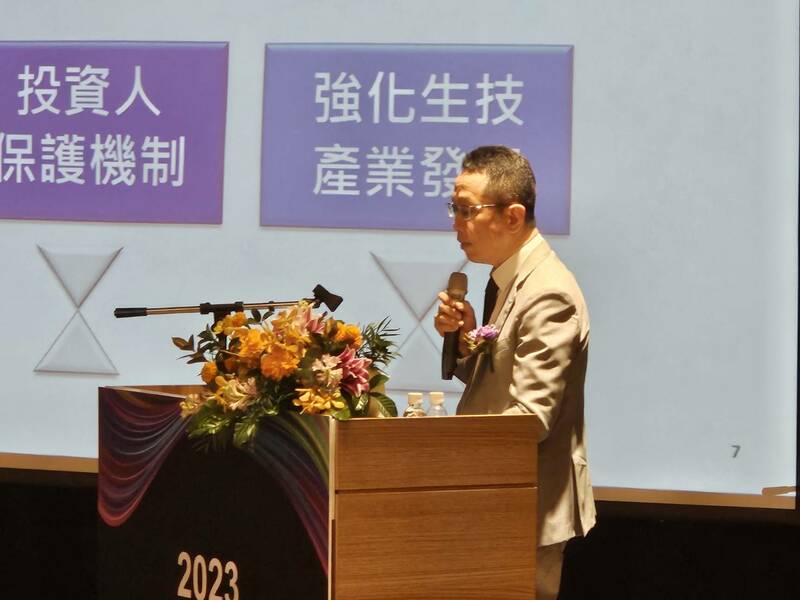 證交所總經理簡立忠8日建議,生技產業要公開更多研發產品資訊,讓投資人放心投資。(Photo by 呂翔禾/台灣醒報)