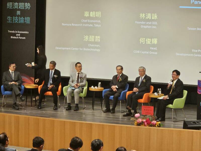「經濟趨勢與生技論壇」中,專家提醒未來投資不再以經濟效率為優先考量。(Photo by 呂翔禾/台灣醒報)