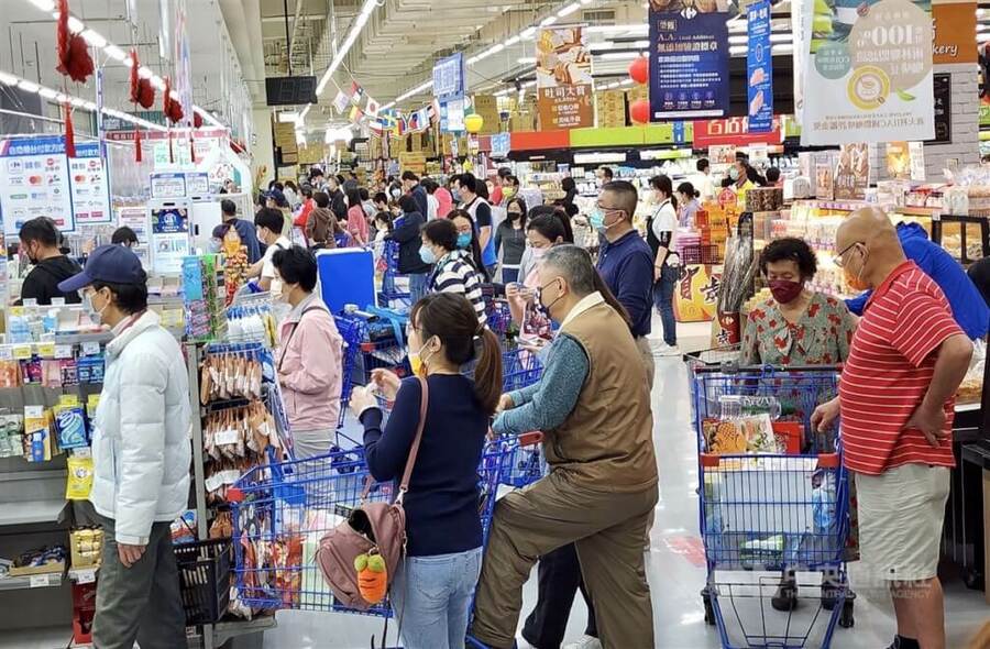 民間消費與投資炙熱,外銷表現逐漸回溫,台經院估2024年經濟成長率達3.15%。(中央社)