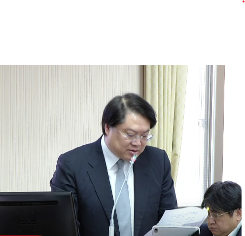 面對立委呼籲要修法提高社宅弱勢住民比例,內政部長林右昌回應說,有造成標籤化的疑慮。(直播截圖)