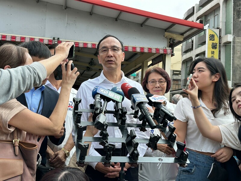 國民黨主席朱立倫12日受訪時向民眾黨主席柯文哲喊話,不要再堅持己見。(國民黨提供)