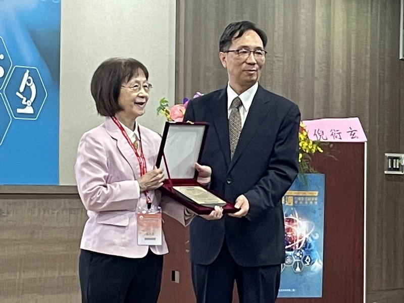 台大小兒科特聘教授倪衍玄(右)12日演講表示,但隨著醫療進步,益生菌也逐漸能夠「針對特定疾病進行治療」。(Photo by 簡嘉佑/台灣醒報)