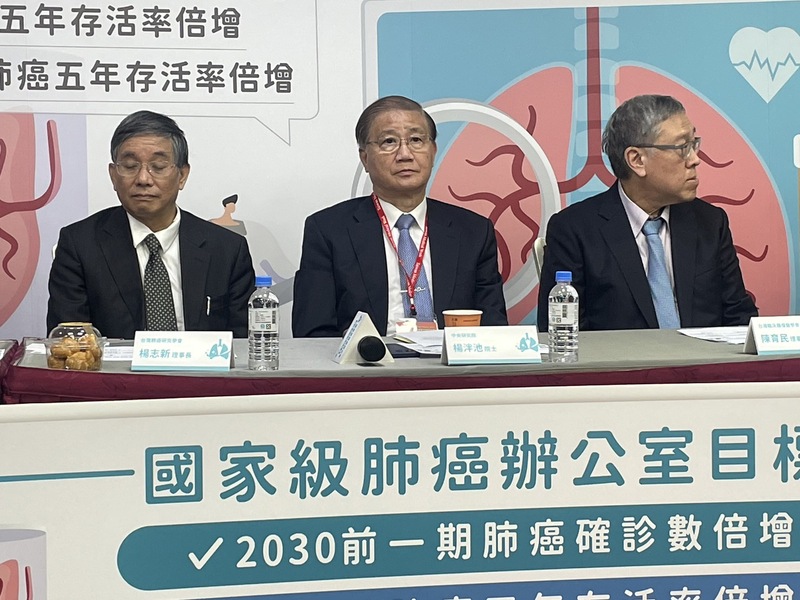 中研院院士楊泮池(中)與臨床腫瘤、肺癌研究、癌症等六大醫學會代表共同發表「肺癌防治共識」。(Photo by 簡嘉佑/台灣醒報)