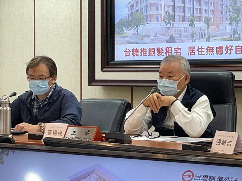 台糖秘書處處長蕭光宏(左)與台糖公司副總經理黃進良(右)14日表示,台糖於台南建設「崇賢銀髮住宅」,預計明年正式營運。(Photo by 簡嘉佑/台灣醒報)