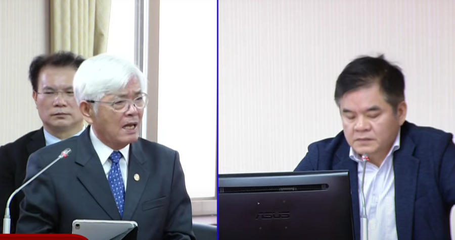 民進黨立委莊瑞雄(右)15日於立法院質疑中選會民調的定義,左圖為中選會主委李進勇。(直播截圖)