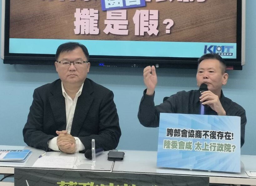 國民黨與觀光業15日呼籲陸委會解除赴陸團客人數2千人次的限制,右圖為中華優質旅遊發展協會理事長李奇嶽。(國民黨立院黨團)
