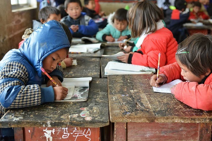 這些窮困孩子唯一希望來自教育。(網路截圖)
