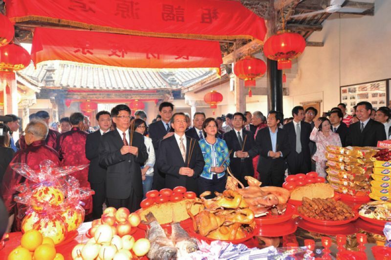 謝長廷先生來到福建廈門時說「我沒有到了別的地方的感覺,因為就像去兄弟的家一樣」,祭祖時拭眼角,稱飲水思源是好風俗。(網路截圖)
